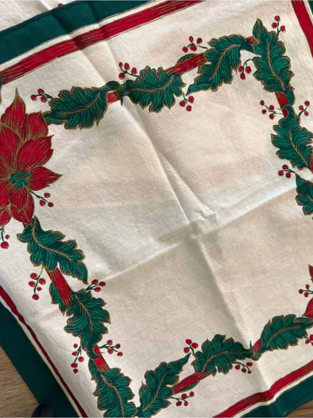 Holiday Poinsettia Oval Tablecloth and 4 Napkins - Cream and Red
